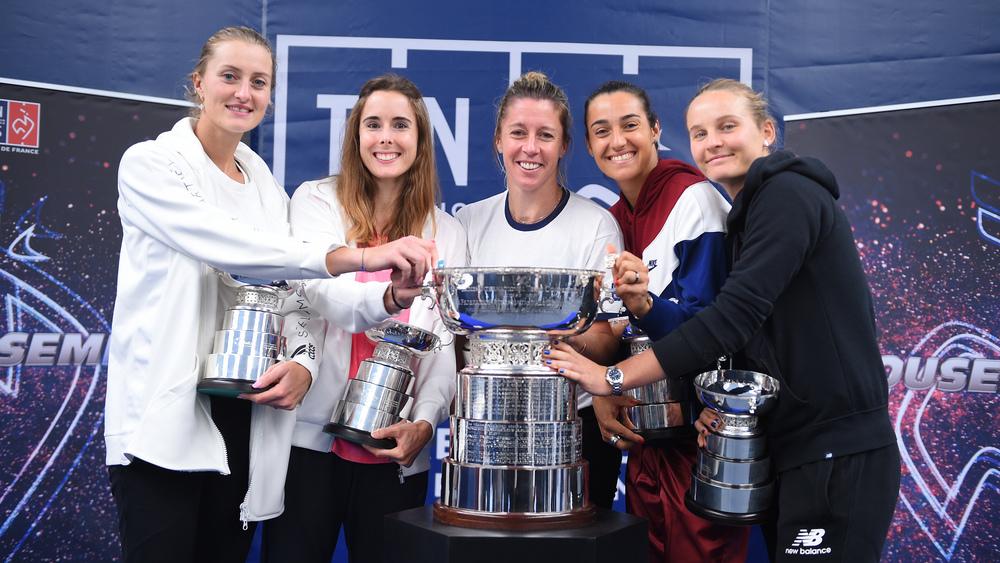 L'équipe de France championne du monde. De g. à dr.: Kristina Mladenovic, Alizé Cornet, Pauline Parmentier, Caroline Garcia et Fiona Ferro.