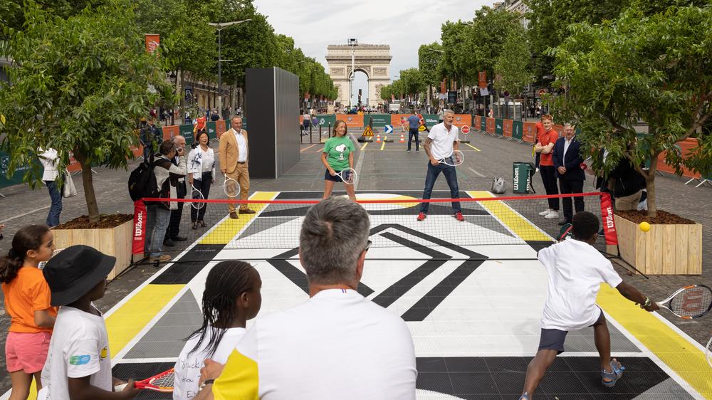  Isabelle Demongeot, Gilles Moretton, Opération Urban Tennis sur les Champs-Elysées, Roland-Garros 2022