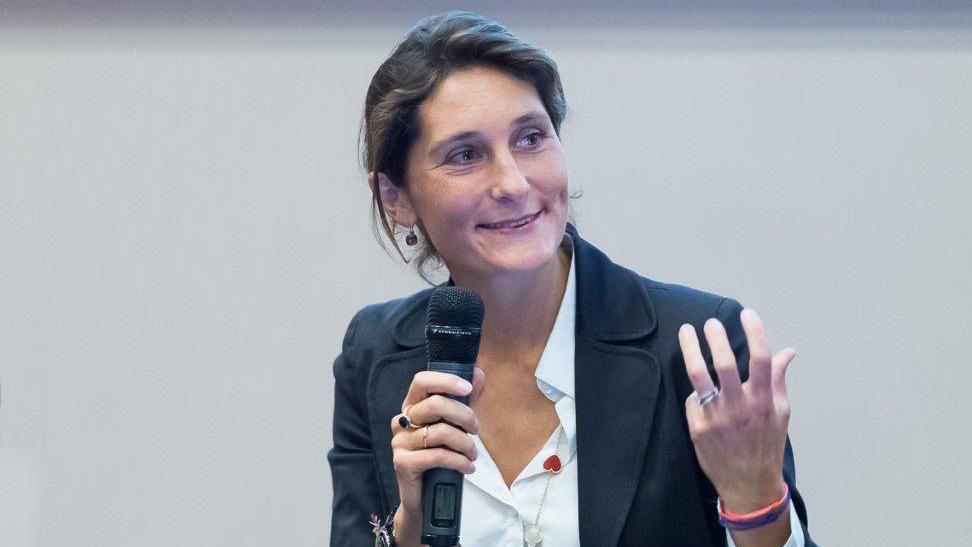 Amélie Oudéa-Castéra au micro.