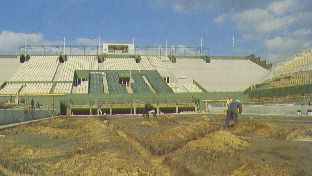 Stade Roland-Garros  Remise à neuf du court en terre battue -1988