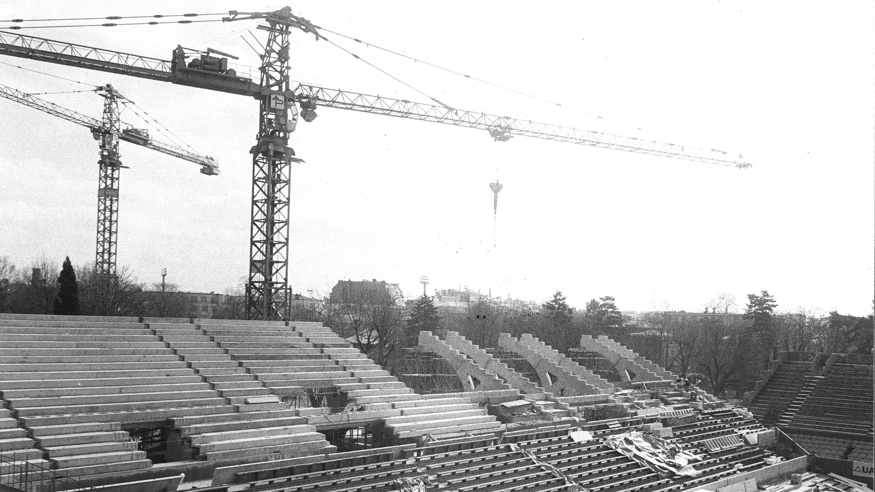 Stade Roland-Garros Travaux de la tribune D du court Central en 1979  © Tennis Info-FFT