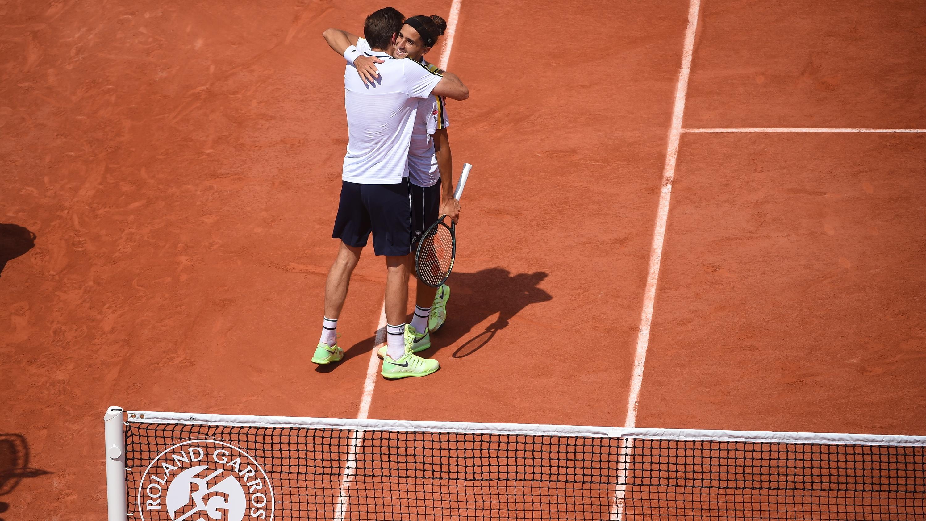 Nicolas Mahut et Pierre-Hugues Herbert célèbrent leur victoire sur le court Suzanne Lenglen.